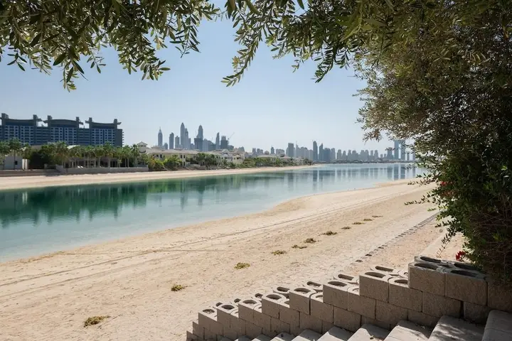Дубай: Private Pool Beach Access Villa w Cinematic Vws