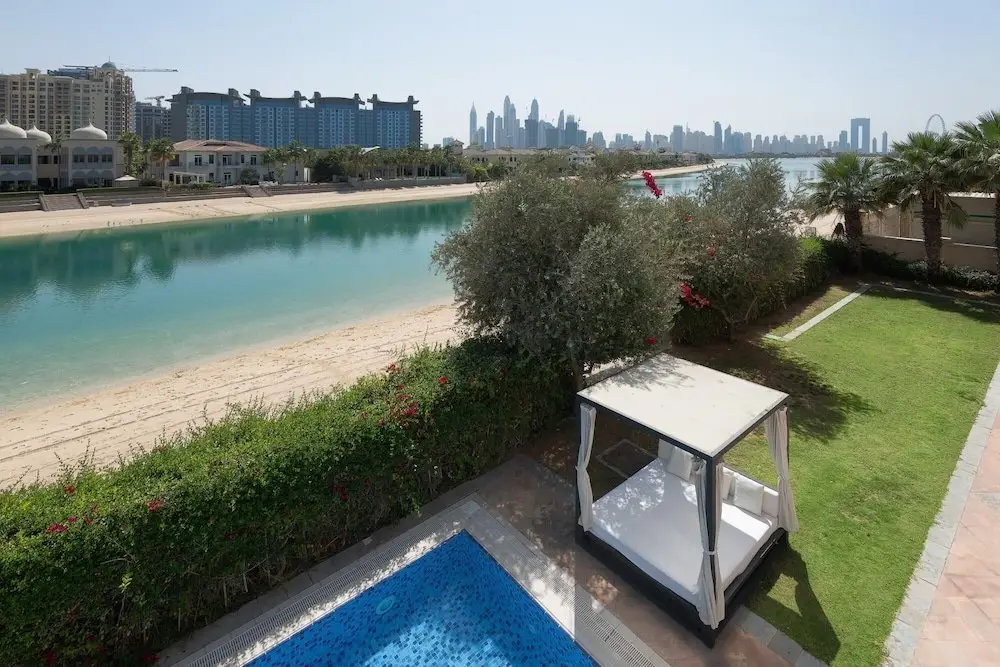 Дубай: Private Pool Beach Access Villa w Cinematic Vws
