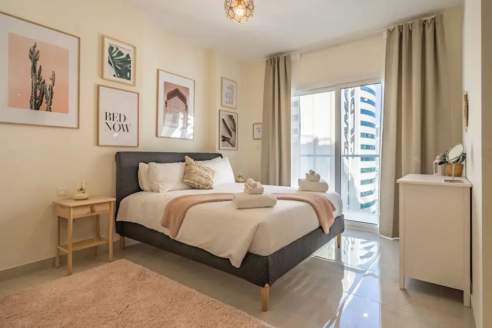 Дубай: Stylish Waterfront Apartment With Views on Canal