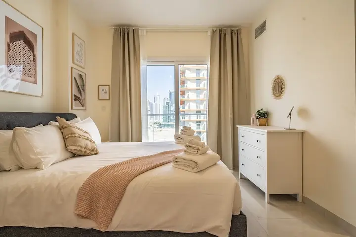 Дубай: Stylish Waterfront Apartment With Views on Canal