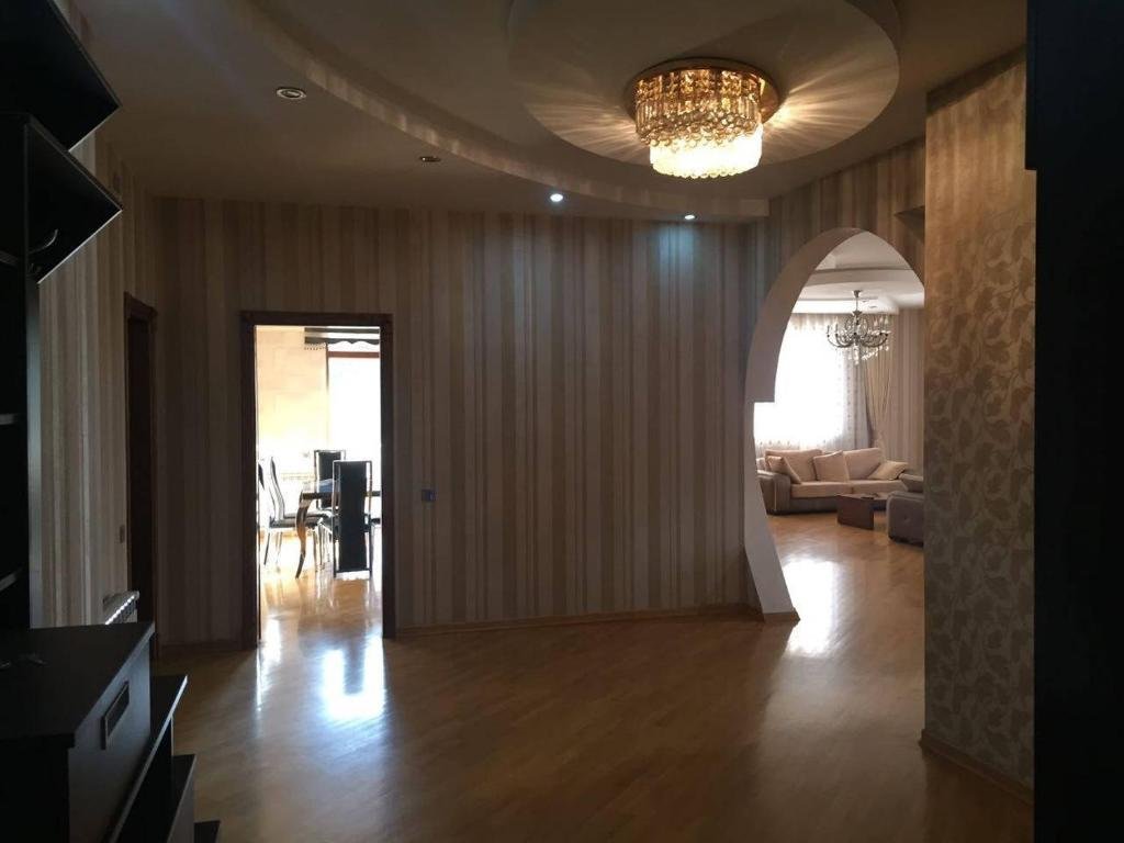 Баку: Lux Apartment Near Ramada Hotel In Center