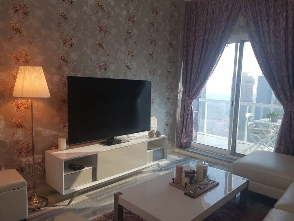 Stunning Jlt Apartment With Beautiful Views and Luxury Amenities — фото 1