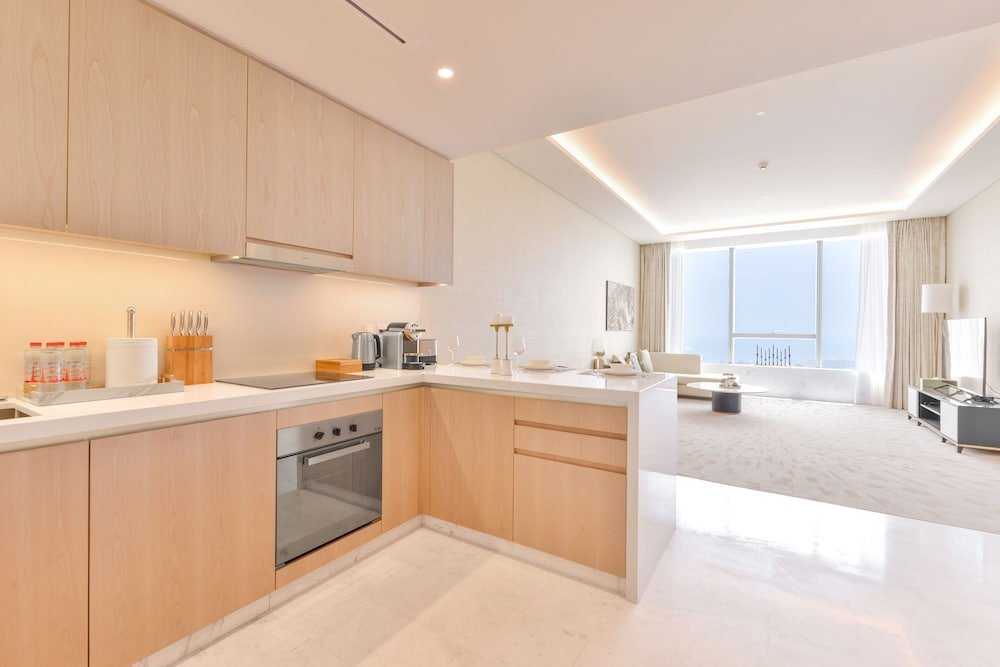 Дубай: Ultra Luxury Palm Tower with Shared Hotel Facilities