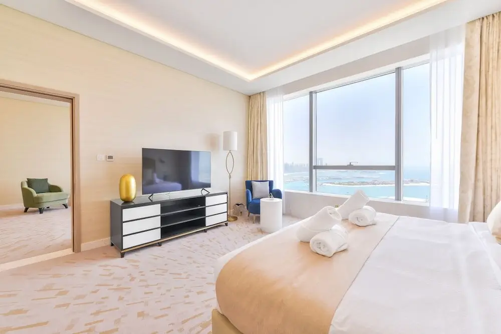 Дубай: Ultra Luxury Palm Tower with Shared Hotel Facilities