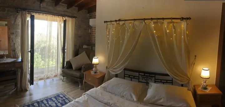 Айвалык: Lalekar Konuk Evi