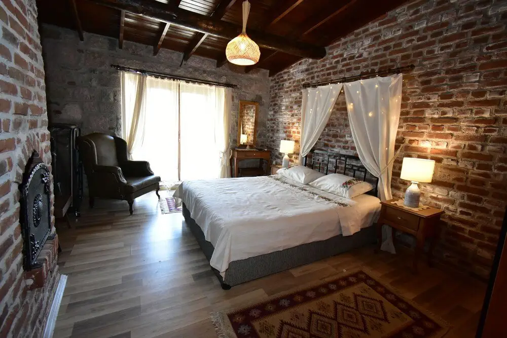 Айвалык: Lalekar Konuk Evi