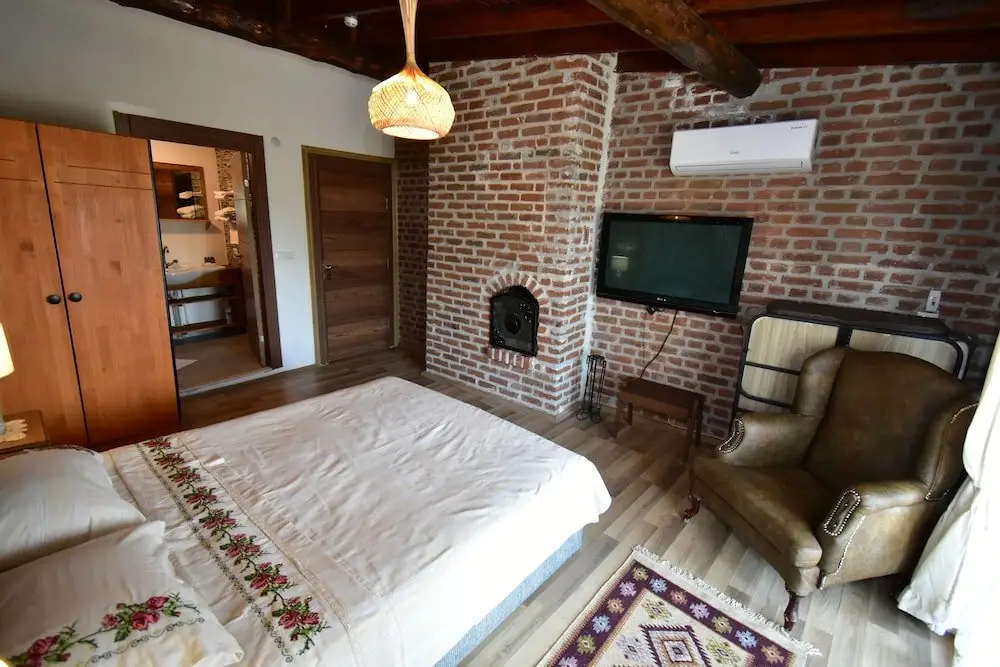 Айвалык: Lalekar Konuk Evi