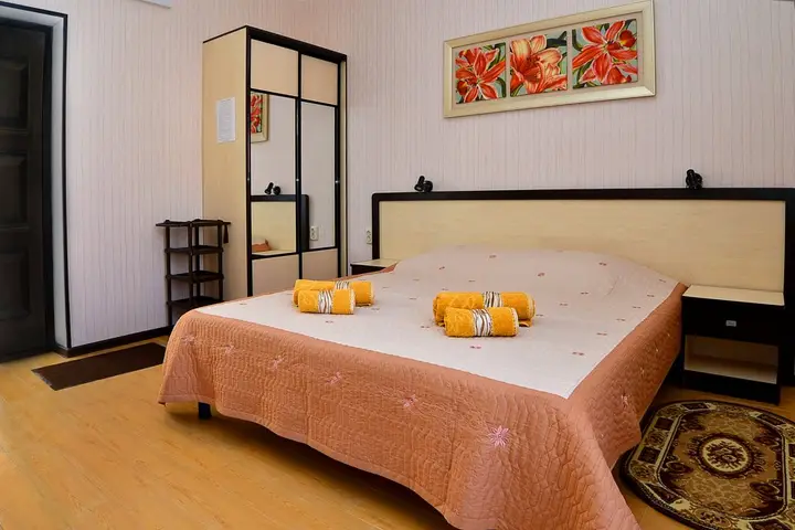 Саки: Lotos Guest House