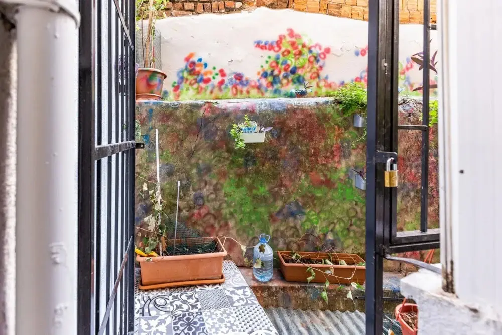 Стамбул: Colorful Flat With Backyard Close to Taksim Square