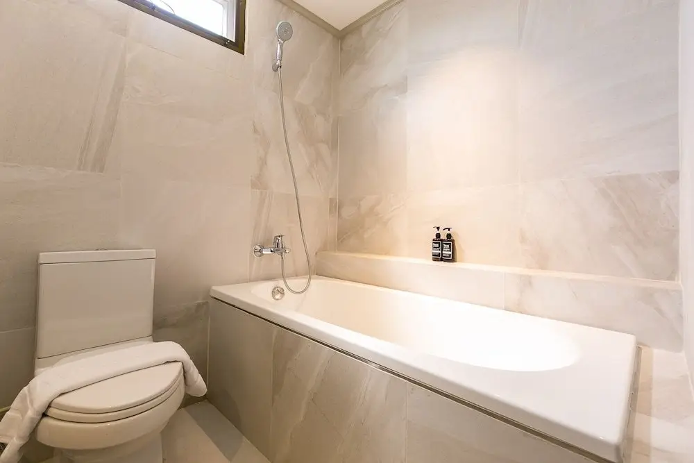 Бангкок: Your Private Oasis Stylish 2br With Spacious Living Room and Pool Access