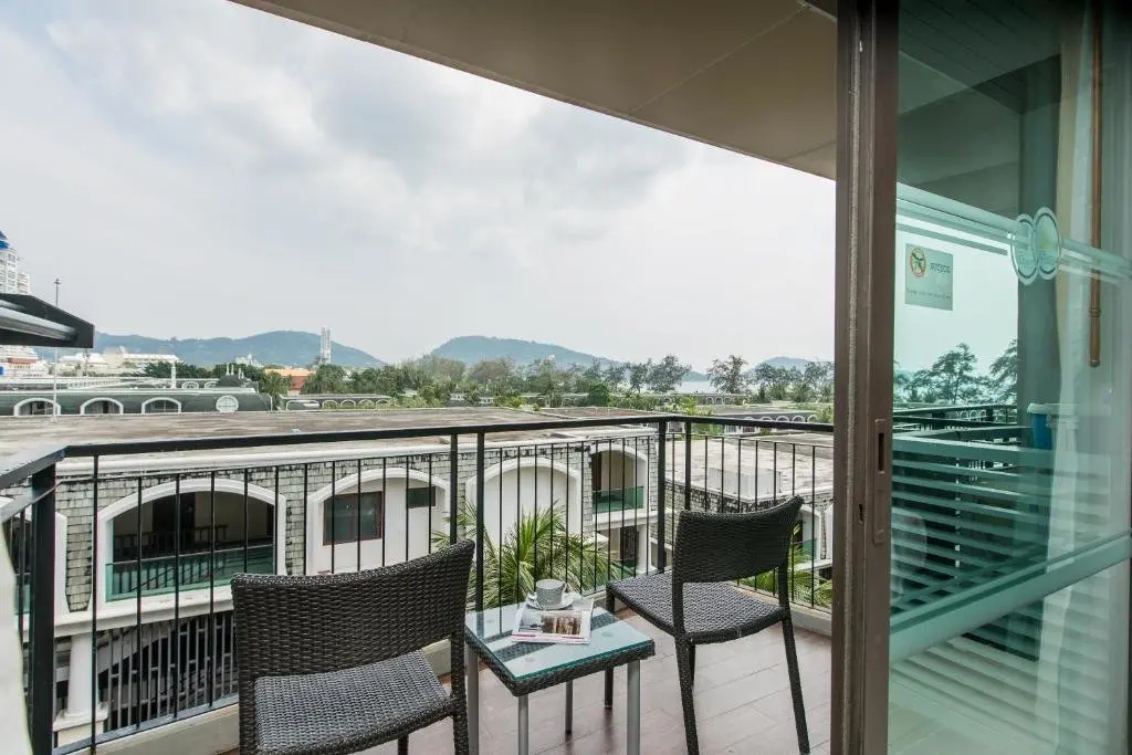 Кату: Suite Large Studio Apt With Hot Tub Bath In Front Pa Tong Beach
