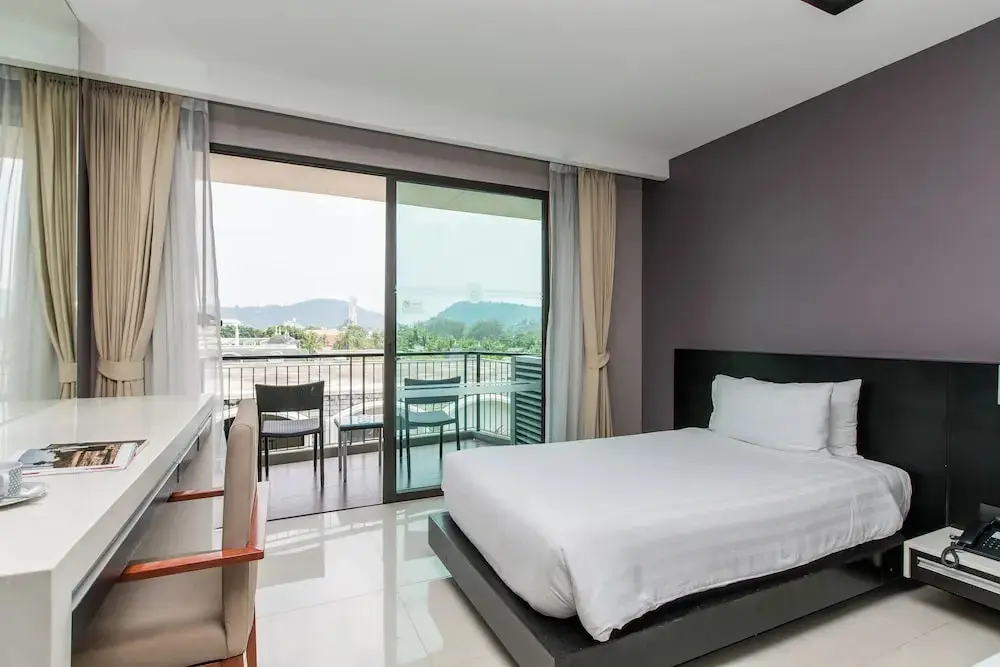 Кату: Suite Large Studio Apt With Hot Tub Bath In Front Pa Tong Beach