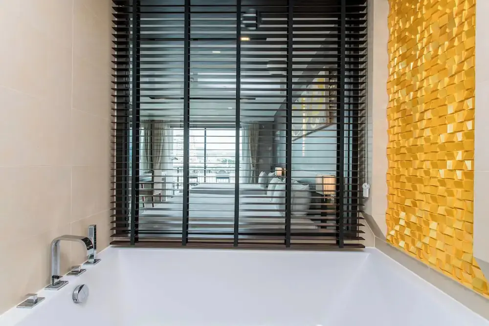 Кату: Suite Large Studio Apt With Hot Tub Bath In Front Pa Tong Beach