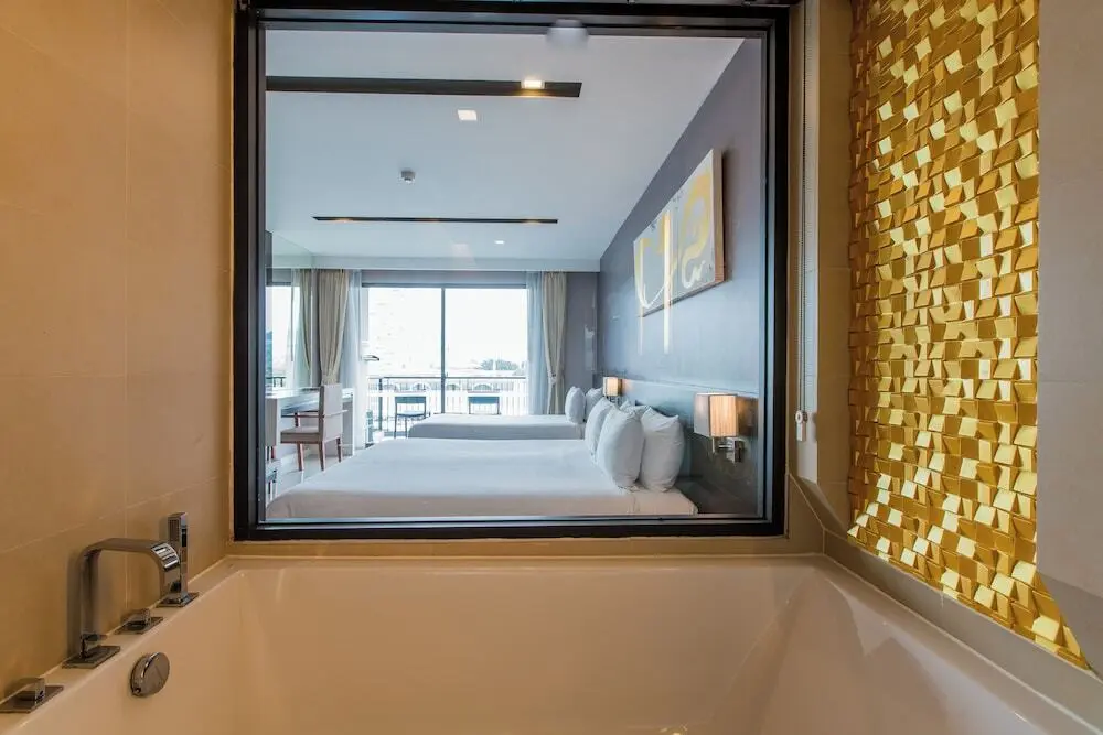 Кату: Suite Large Studio Apt With Hot Tub Bath In Front Pa Tong Beach