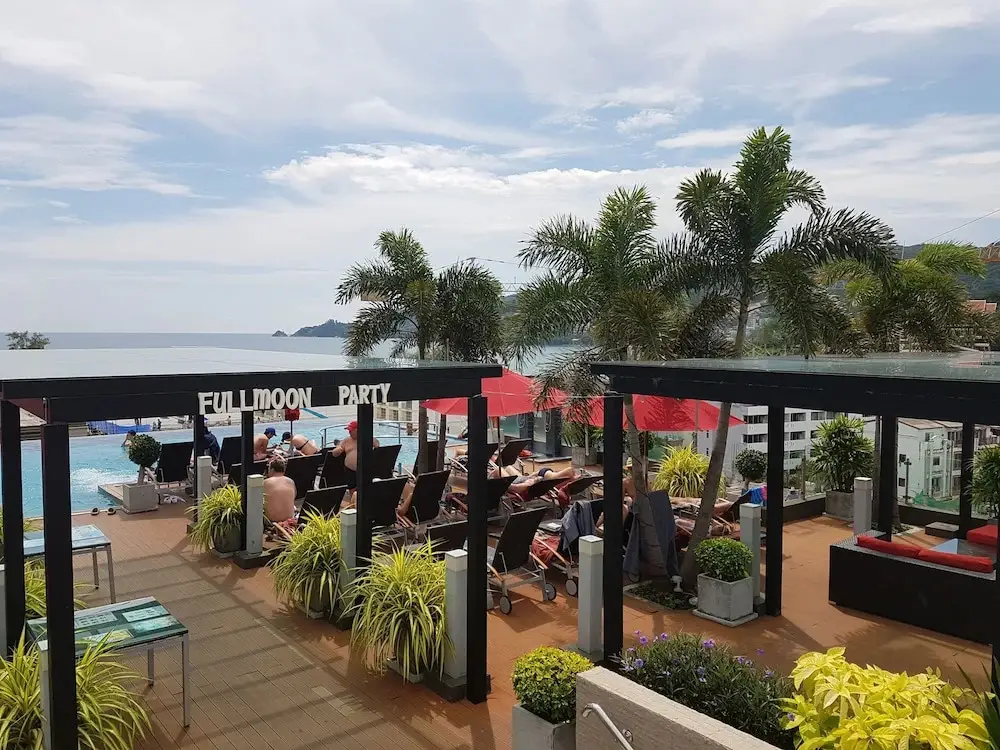 Кату: Suite Large Studio Apt With Hot Tub Bath In Front Pa Tong Beach