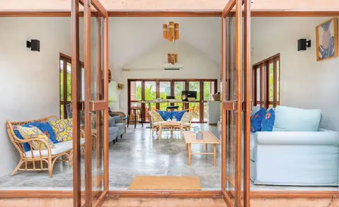 The Little White Bird Traveller Hostel — фото 1