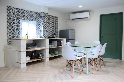 Бангкок: Silom Apartment Close to BTS +WIFI+Netflix