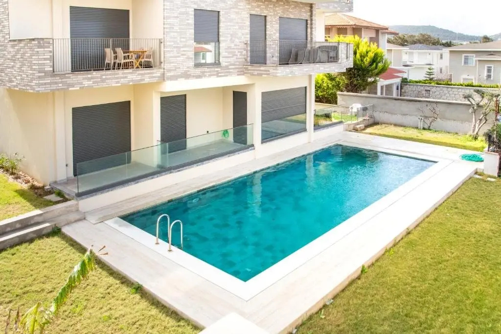 Чешме: Gorgeous Apartment With Pool and Balcony In Izmir