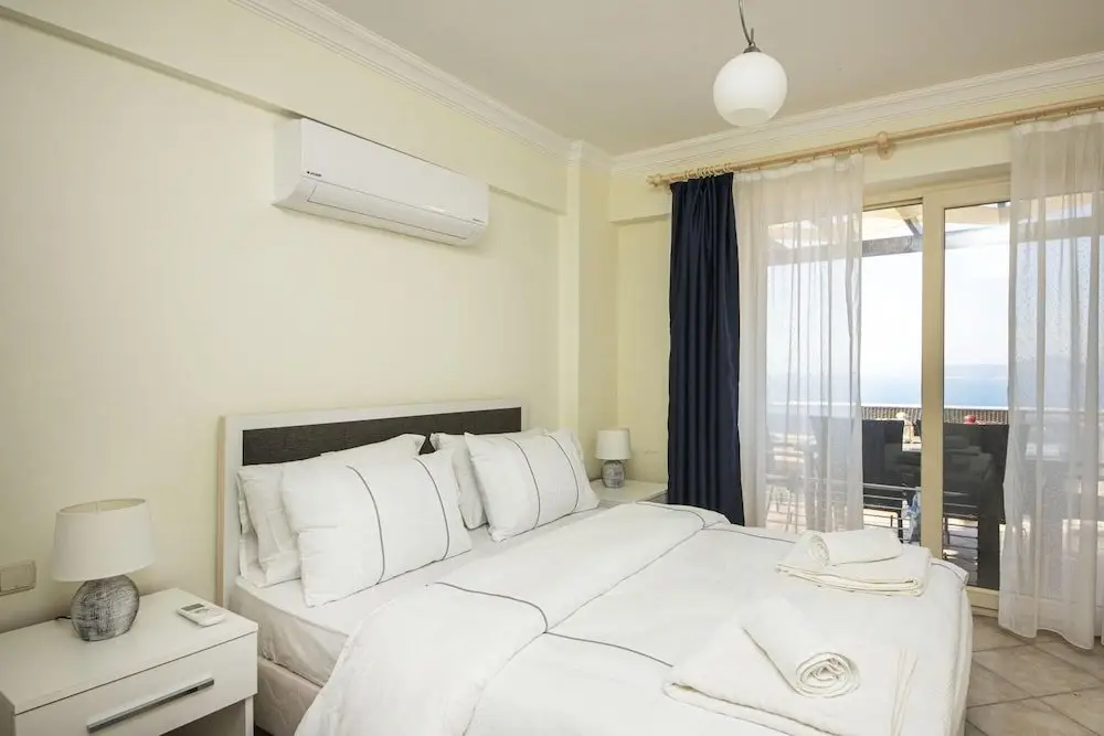 Милас: Sleek Flat With Private Beach and View in Milas