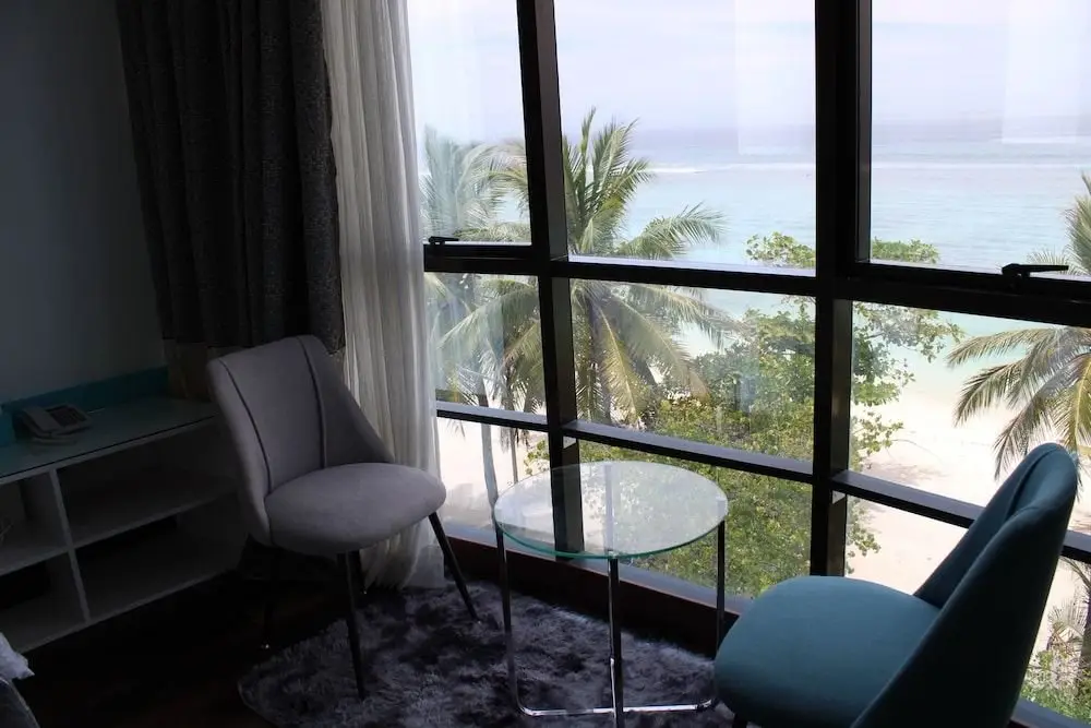 Северный атолл Мале: The Hive Beach Hotel