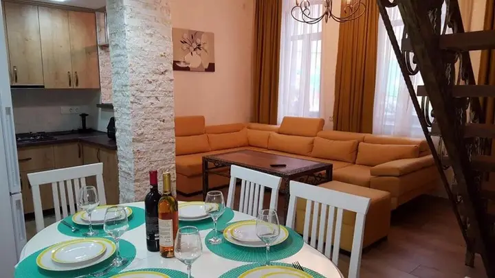 Тбилиси: old downtown tbilisi 3 bedrooms house