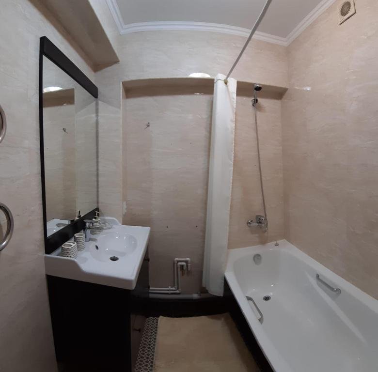 Алматы: Ujutnye, trehkomnatnye apartamenty v rajone Arbata