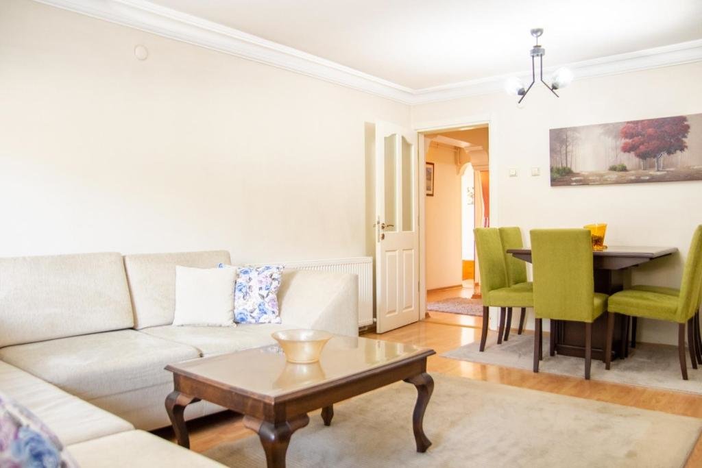 Измир: Colorful Flat With Balcony In Bayrakli