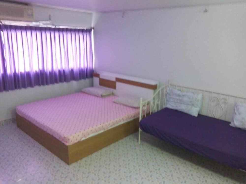 Паккрет: Room in Guest Room - Chan Kim Don Mueang Guest House, Free Parking Space and Free Wifi