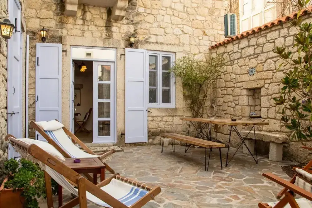 Чешме: Stonehouse With Backyard and Fireplace in Alacati