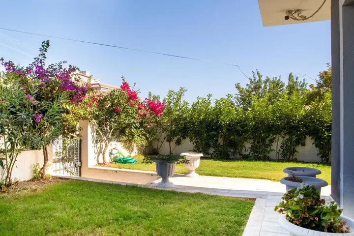 Чешме: Sleek Villa with Private Pool and Garden in Cesme