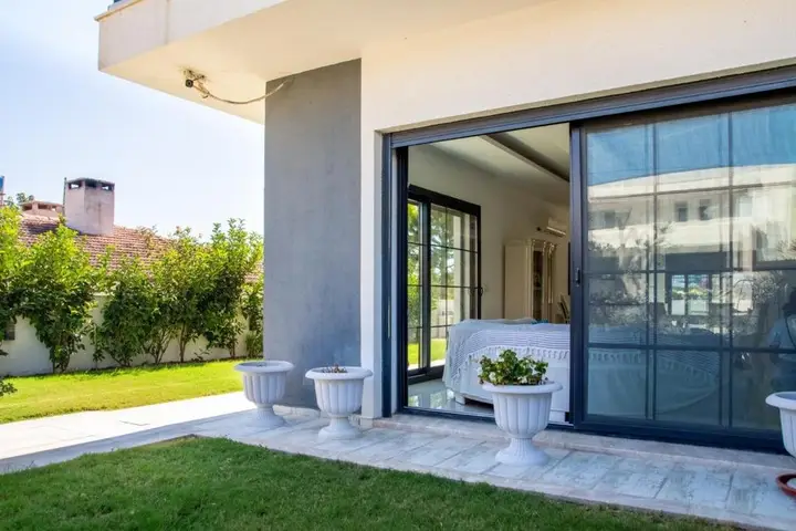 Чешме: Sleek Villa with Private Pool and Garden in Cesme