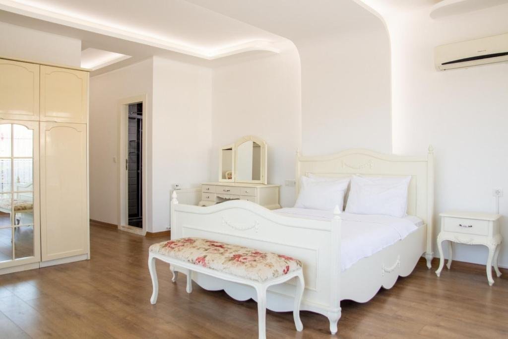 Чешме: Sleek Villa with Private Pool and Garden in Cesme