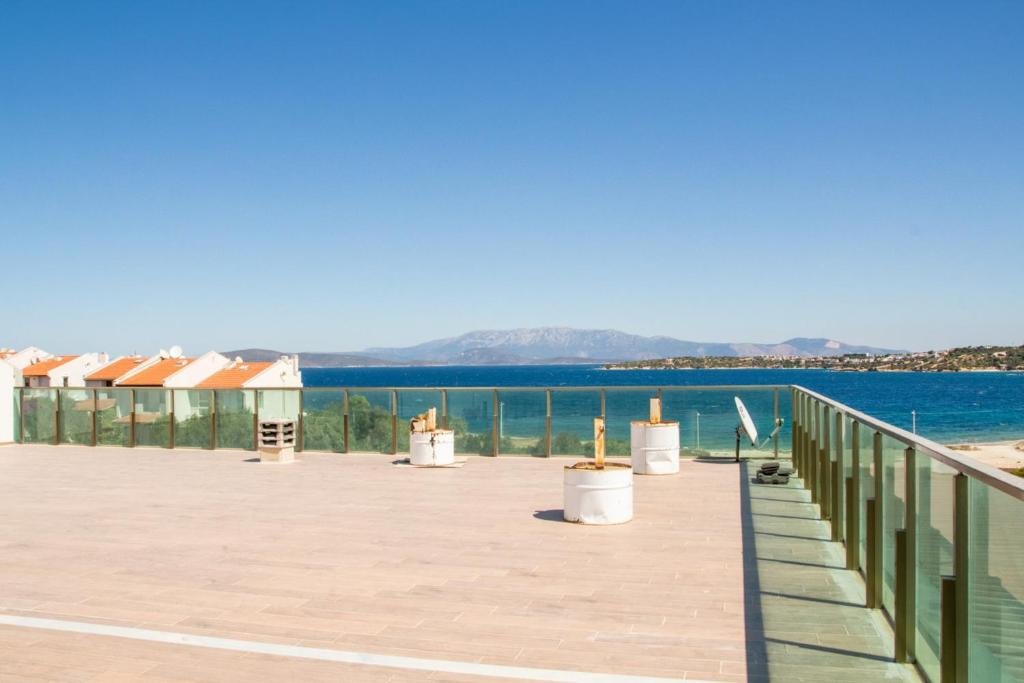 Чешме: Superb Flat Near Sea With Shared Pool In Cesme