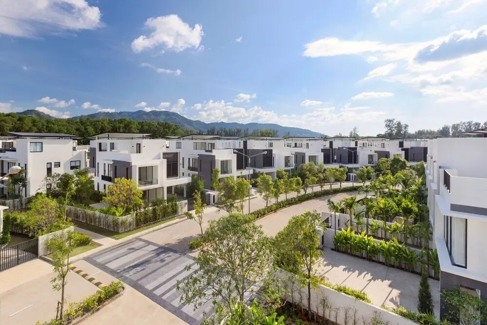 Тхаланг: Laguna Park townhouse by Lofty