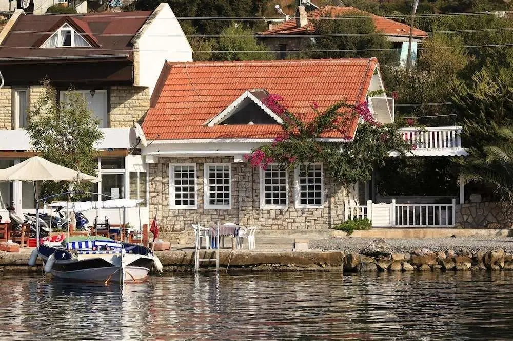 Ташлиджа: Waterfront Cottage in Ta l ca