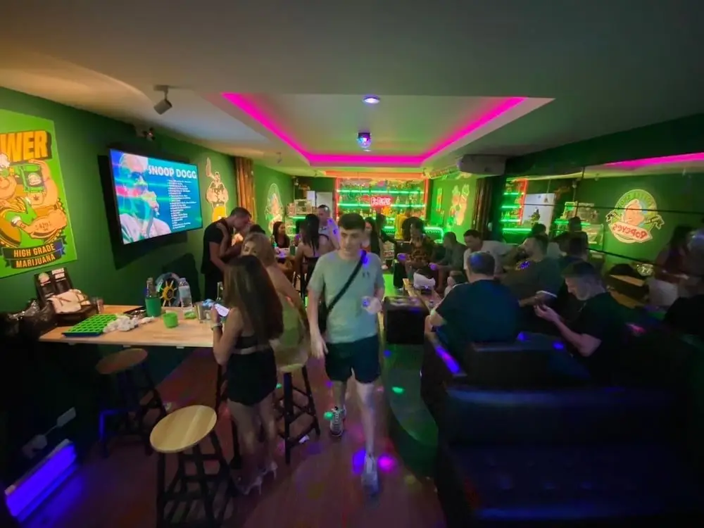 Кату: Popeyes Hostel Coffeeshop and Beer Bar