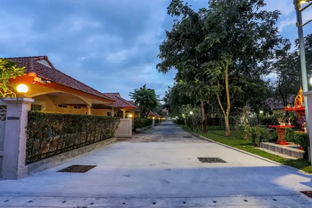 Муанг: Lovely House Near Chalong Pier With Access to Large Swimming Pool Shop Centre