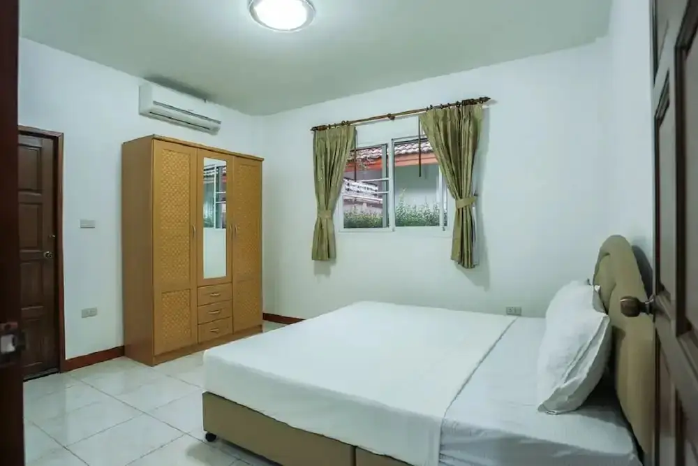 Муанг: Lovely House Near Chalong Pier With Access to Large Swimming Pool Shop Centre
