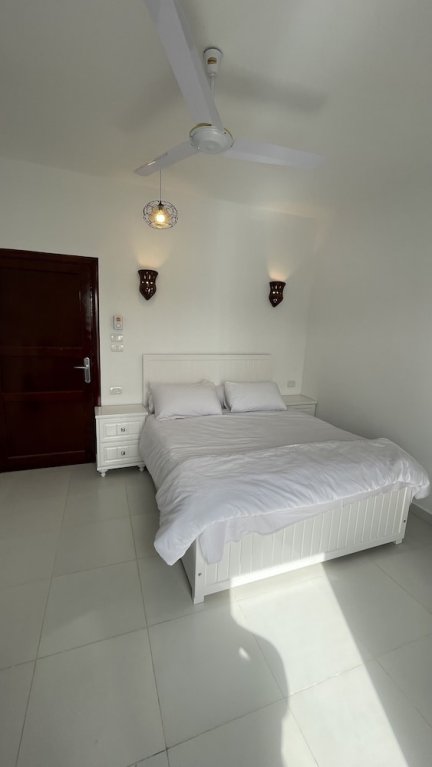 Луксор: Moon House of Luxor