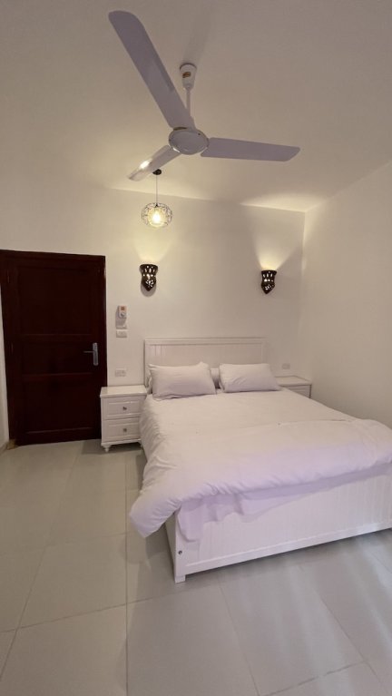 Луксор: Moon House of Luxor