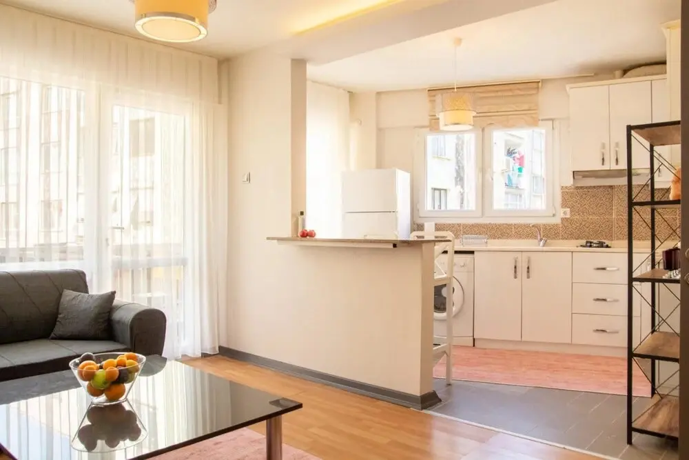 Измир: Vibrant and Central Flat Near Kordon in Alsancak
