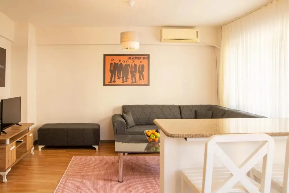 Измир: Vibrant and Central Flat Near Kordon in Alsancak