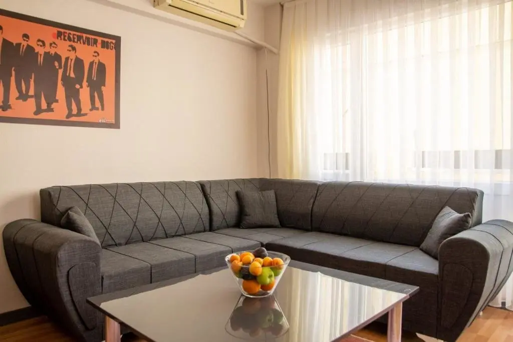 Измир: Vibrant and Central Flat Near Kordon in Alsancak