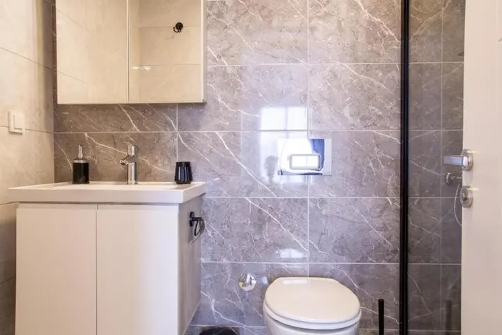 Helvaci: Spacious And Furnished Flat With Balcony In Izmir