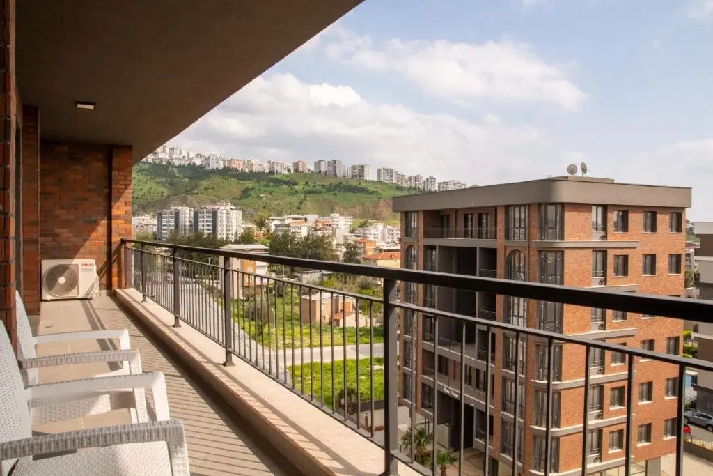 Helvaci: Spacious And Furnished Flat With Balcony In Izmir