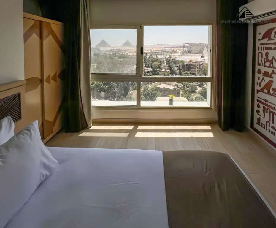 Гиза: Grand Museum Guest House pyramids view