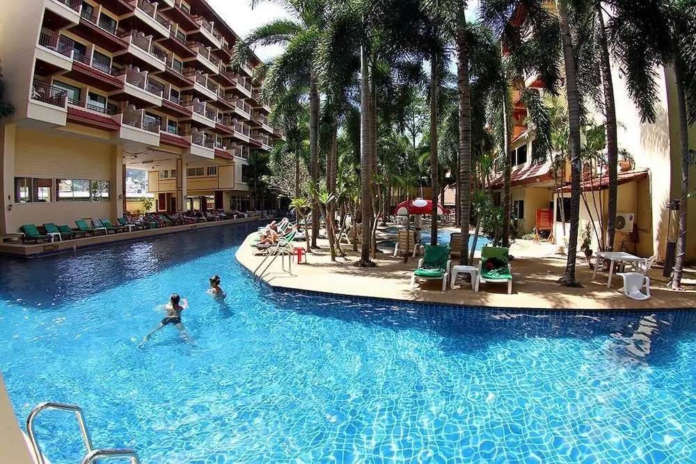 Кату: B Buri Hotel