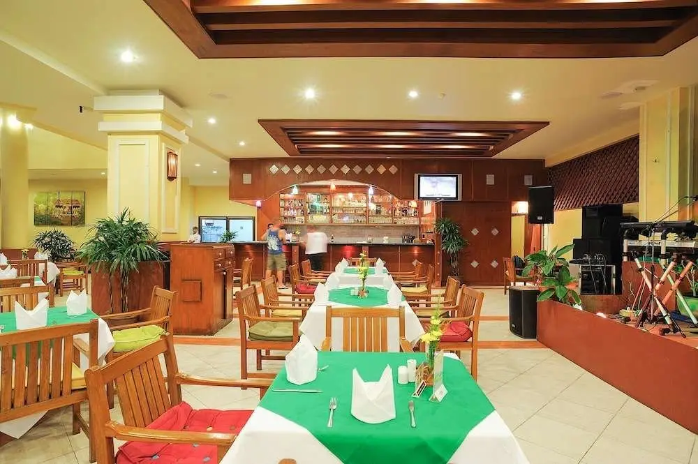 Кату: B Buri Hotel