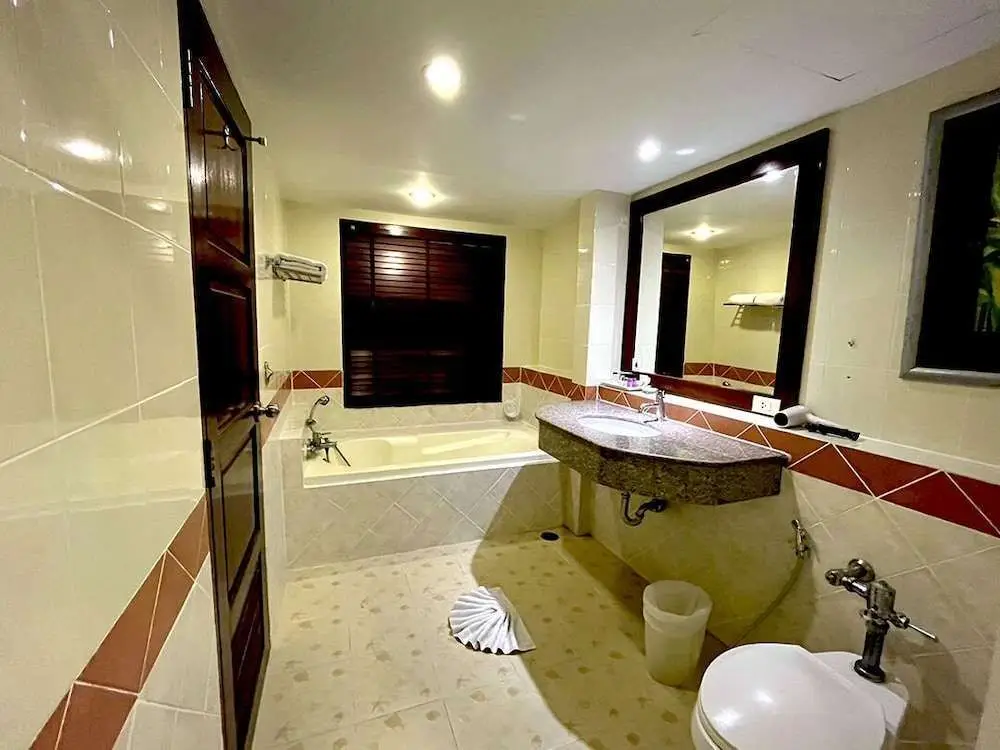 Кату: B Buri Hotel