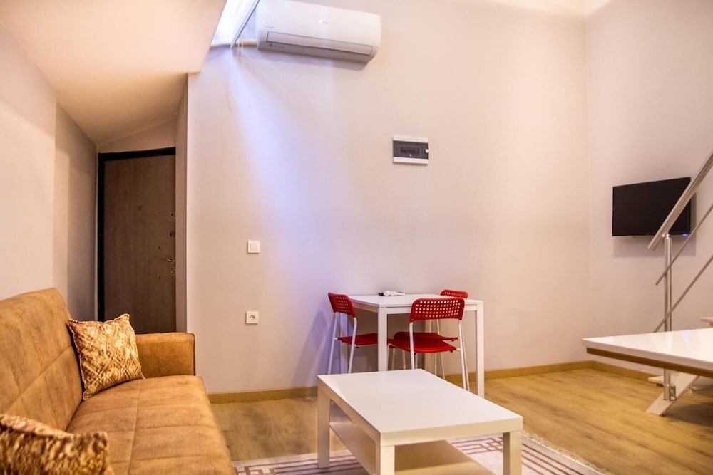 Измир: Centrally Located Fully Furnished Flat in Konak
